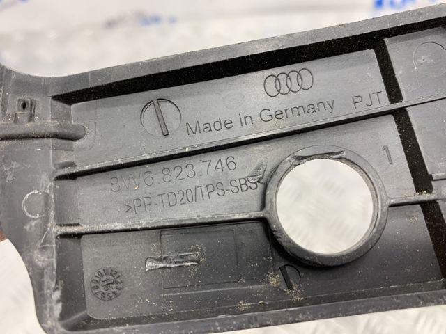 Заглушка жабо збоку 8W6823746 VAG