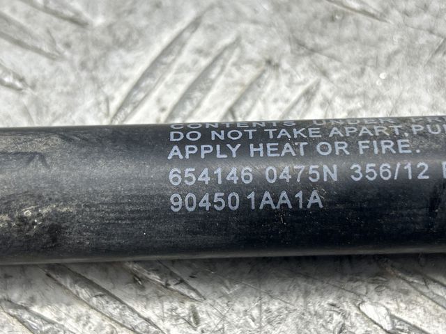 Амортизатор двері п'ятої 904501AA1A NISSAN