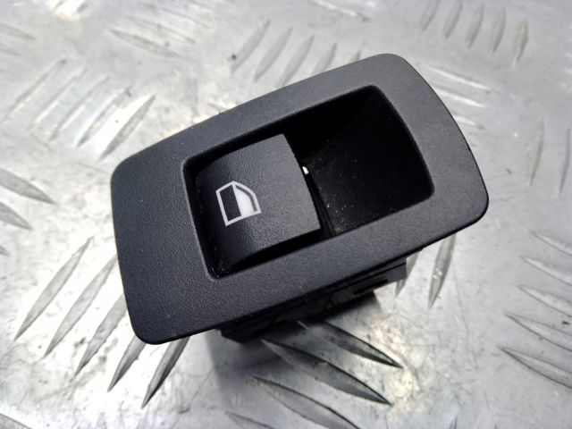 Кнопка підйомника задніх стекол 9208106 BMW