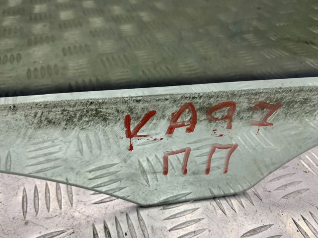 Скло передніх дверей, правих 95854251201 VAG