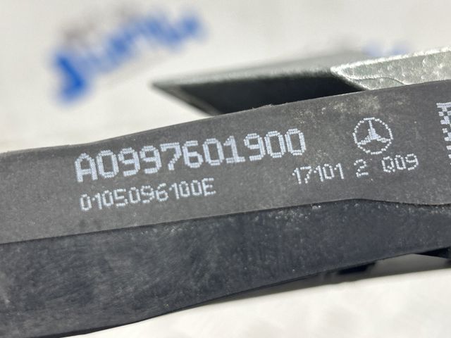 Тримач зовнішньої ручки дверей, передніх лівих A0997601900 MERCEDES