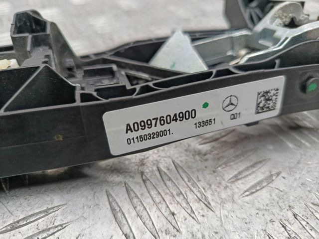 Тримач зовнішньої ручки дверей, передньої лівої A0997604900 MERCEDES