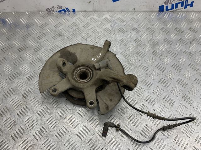 Цапфа поворотна права A1683301720 MERCEDES