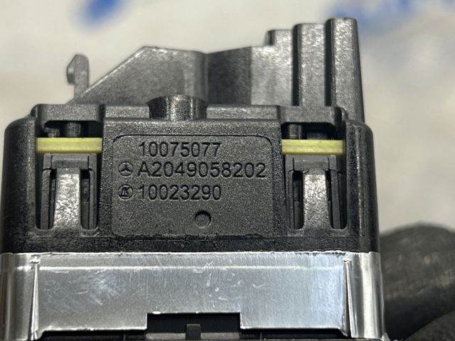 Кнопка вмикання двигуна склопідіймача передня права A2049058202 TESLA