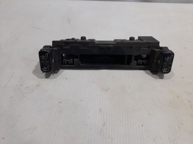 Кнопка вкл.обогрева сидіння A2108200051 MERCEDES
