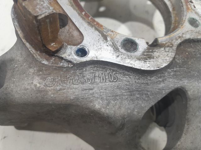 Цапфа поворотна ліва A2123502108 MERCEDES