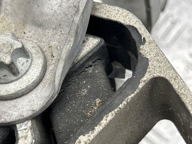 Подушка (опора) двигуна, права верхня A2462400809 MERCEDES