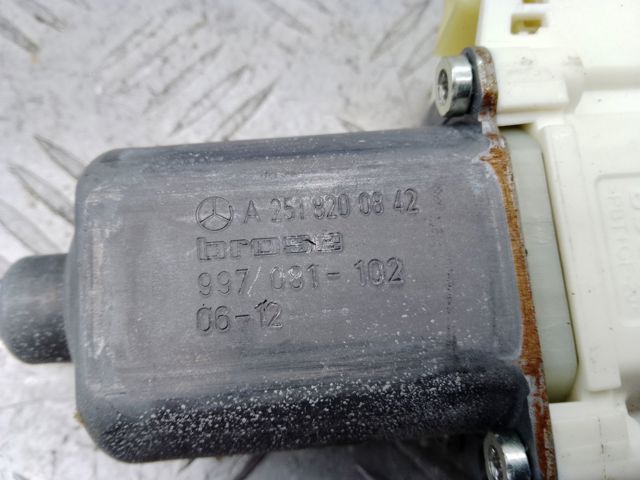Двигун склопідіймача двері передньої, правої A2518200842 MERCEDES