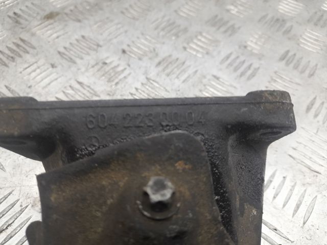 Кронштейн подушки (опори) двигуна, правої A6042230004 MERCEDES