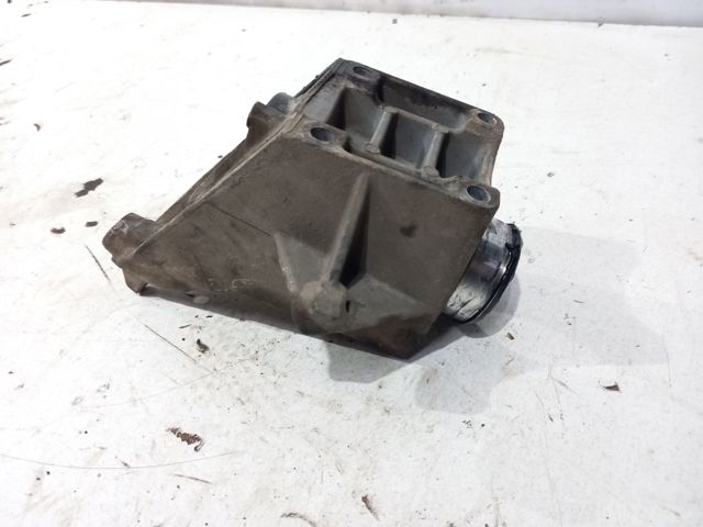 Кронштейн подушки (опори) двигуна, лівої A6462230004 MERCEDES