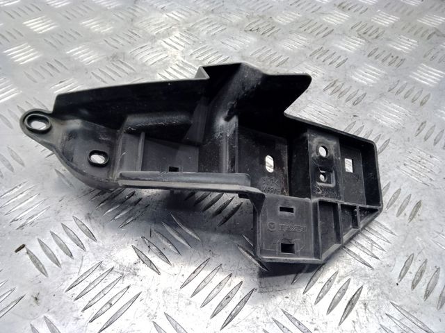 Кронштейн бампера переднього, правий KB8A50C12 MAZDA
