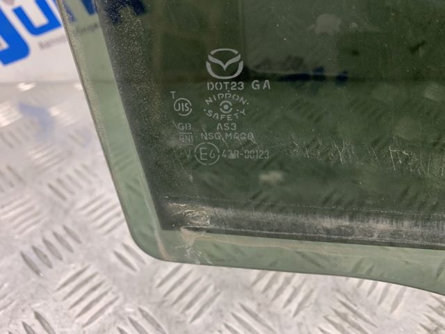 Скло задньої двері правої KB8C72510 MAZDA