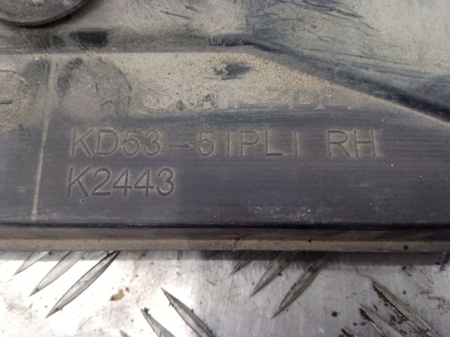 Накладка зовнішня (молдинг) порога, правий KD5351P40C MAZDA