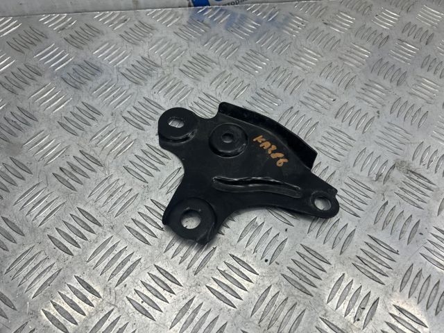 Кронштейн подушки (опори) двигуна, правої LR024733 LAND ROVER