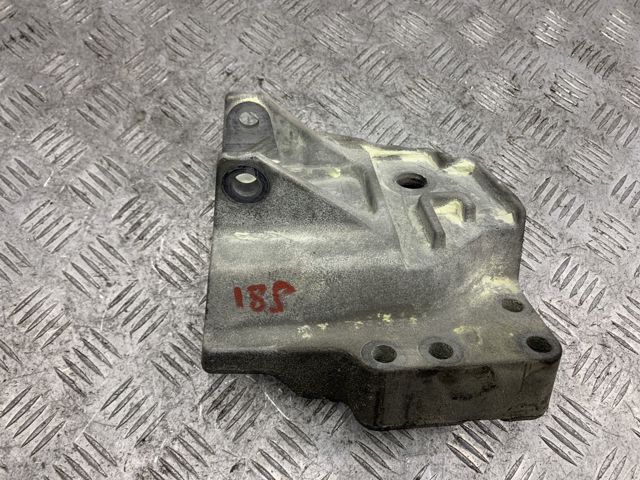 Кронштейн подушки (опори) двигуна, правої LR024736 LAND ROVER