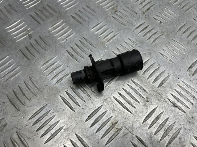 Трубопроводи і шланги системи охолодження LR028136 LAND ROVER