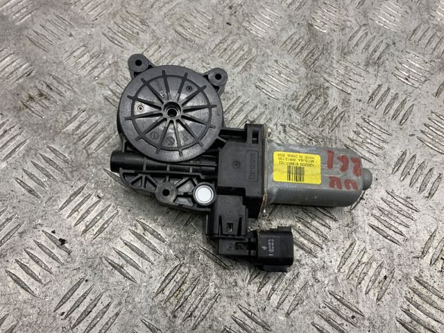 Мотор склопідйомника дверей передніх, правих LR031660 LAND ROVER