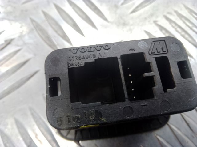 Кнопка приводу замка задньої 3/5 двері (ляди) LR040338 LAND ROVER