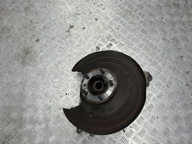 Кулак поворотний лівий LR043594 LAND ROVER