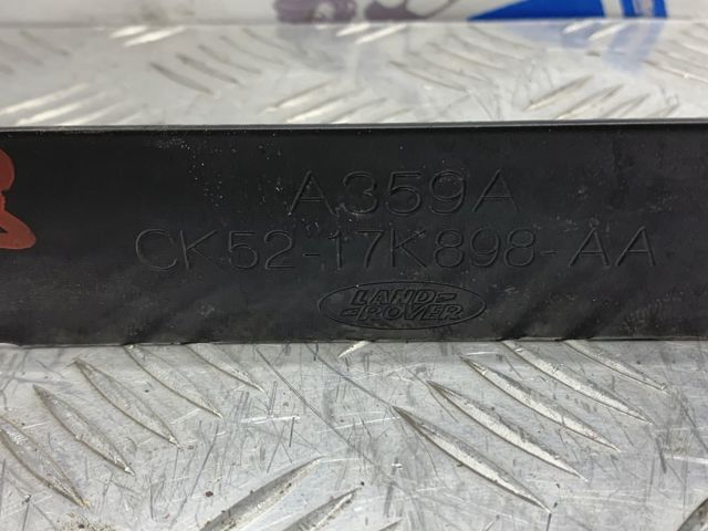 Кріплення бампера переднього LR045215 LAND ROVER