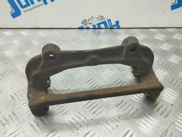 Скоба супорта переднього LR051628 LAND ROVER
