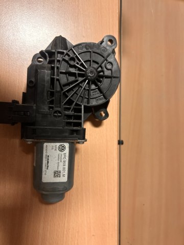 Двигун склопідіймача двері передньої, лівої 6R0959801M VAG