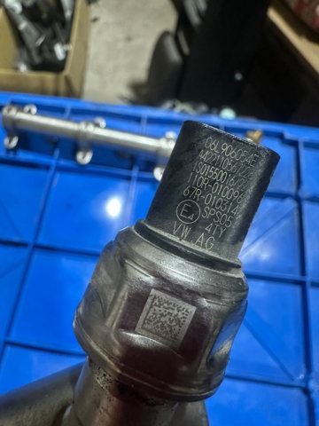 Датчик тиску палива 06L906054E VAG