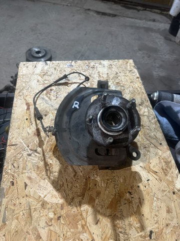 Кулак поворотний передній правий 40014JG000 NISSAN