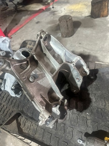 Кронштейн передньої балки 80A399295 VAG