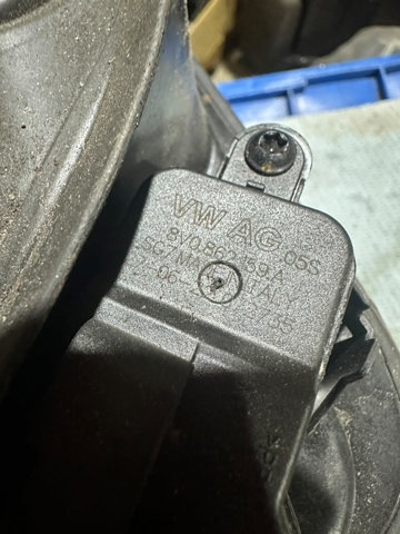 Мотор-привід відкриття лючка бака 8V0862159A VAG