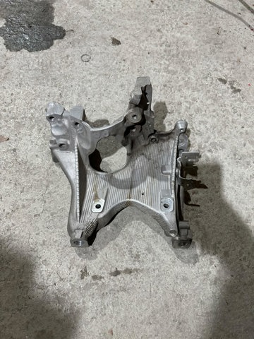Кронштейн передньої балки 8W0399296E VAG