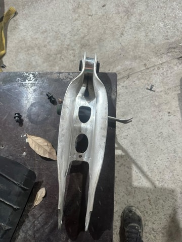 Балансир задній нижній 8W0505311H VAG