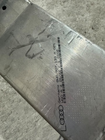 Кронштейн підсилювача переднього бампера 8W0807133A VAG