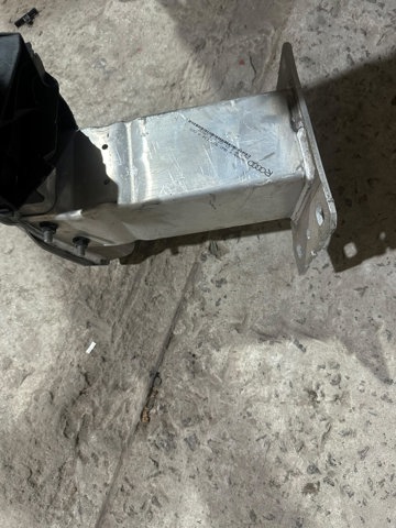 Кронштейн підсилювача переднього бампера 8W0807134A VAG