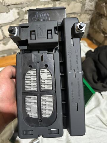 Скринька речової центральної консолі (підлокітника) 8W0864981D VAG