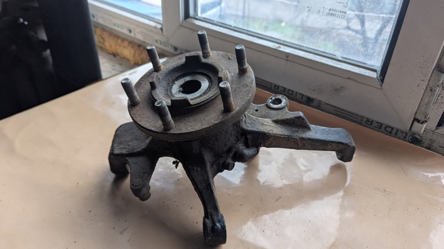 Цапфа поворотна ліва EB3C3K171BA FORD