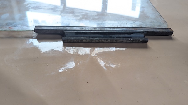 Скло задньої двері правої MR259240 MITSUBISHI