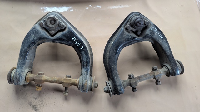 Важіль передньої підвіски верхній, правий MR296094 MITSUBISHI