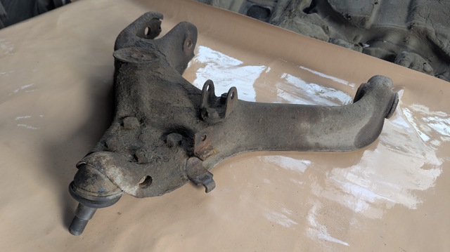 Правий важіль передній нижній підвіски MR296268 MITSUBISHI