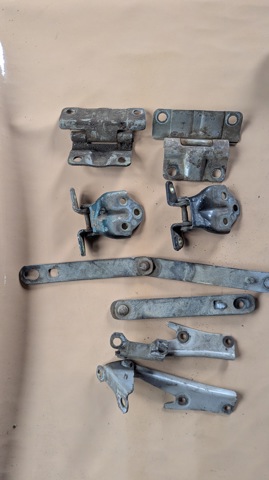 Петля капота, ліва MR473529 MITSUBISHI