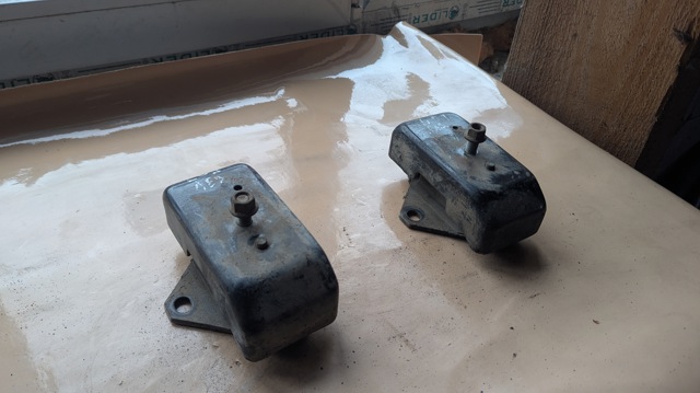 Подушка (опора) двигуна, ліва/права MR992670 MITSUBISHI