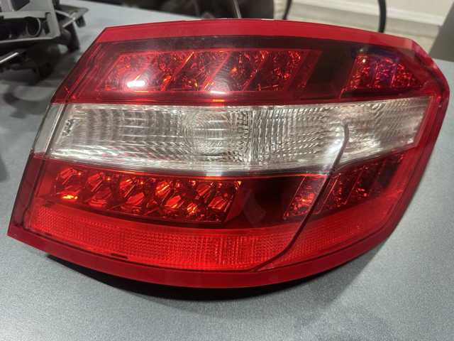 Задній правий зовнішній ліхтар A2129066701 MERCEDES