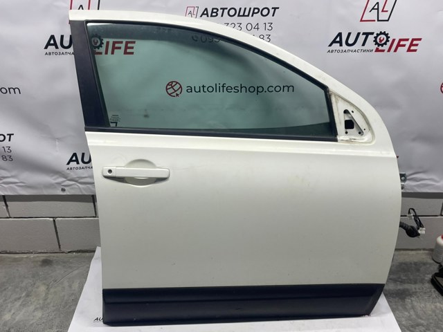 Дверка передня права H0100JD0M0 NISSAN
