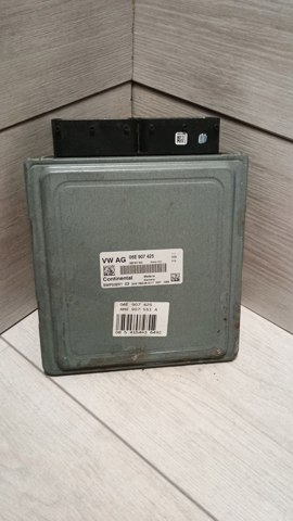 Комп'ютер двигуна 06E907425 VAG