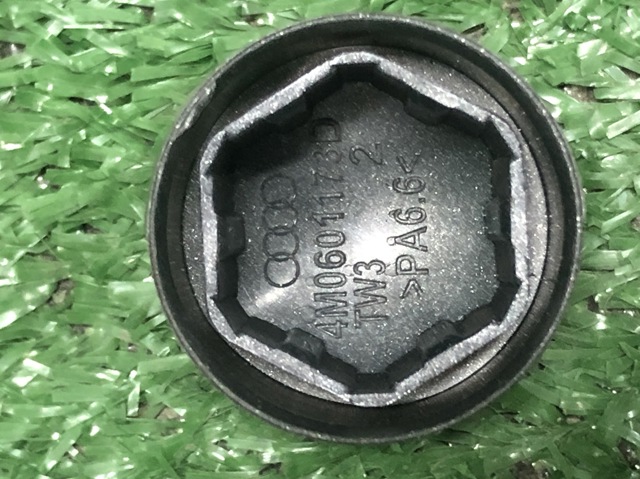 Колісний болт 4M0601173D VAG