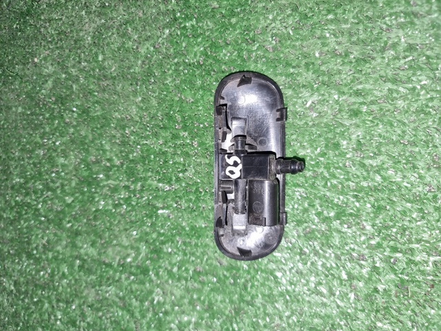 Форсунка омивача скла лобового, права 80A955988A VAG