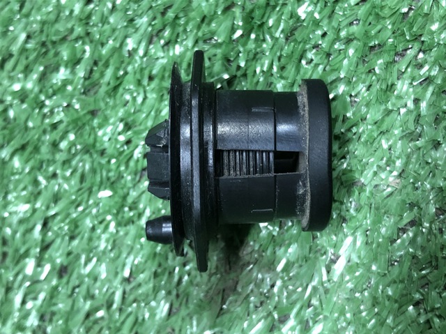 Відбійник капота 8T0823433B VAG