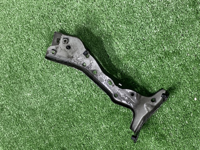 Кронштейн кріплення крила переднього правого, передній 8V0821136 VAG