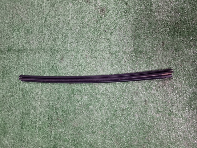 Ущільнювач скла задніх дверей правих, внутрішній (планка) 8W0839480 VAG