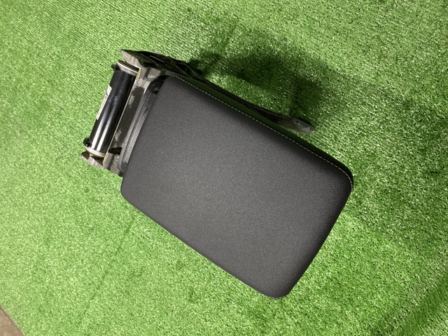 Кронштейн підлокітника 8W0864283F VAG